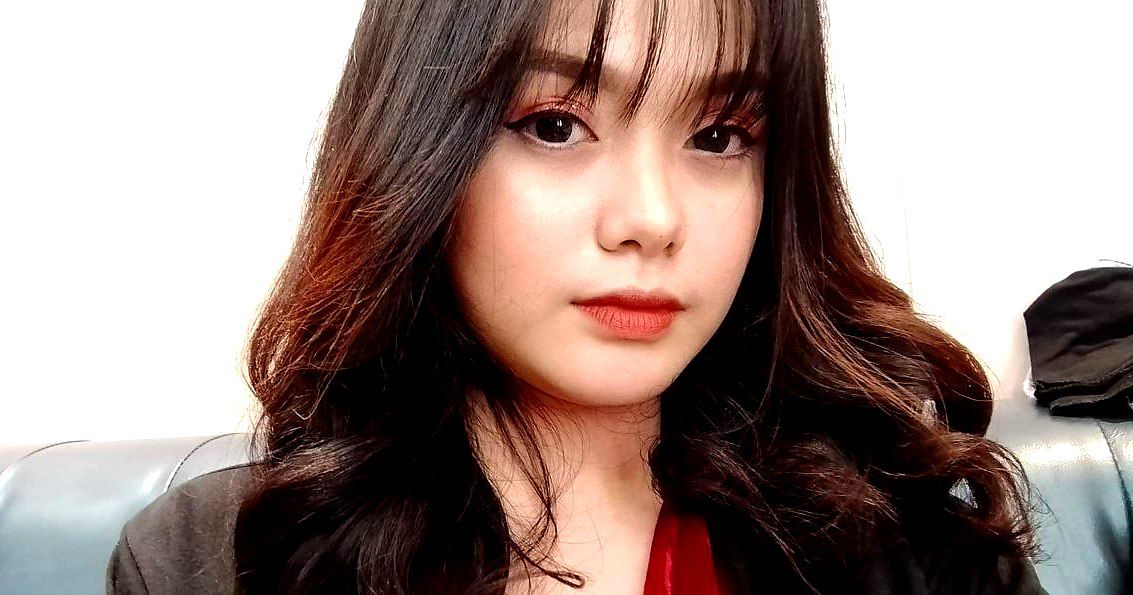 Cô gái dẫn chương trình ngọt ngào và đáng yêu mặc đồng phục học sinh nhập vai ngực đẹp rung lắc siêu hấp dẫn